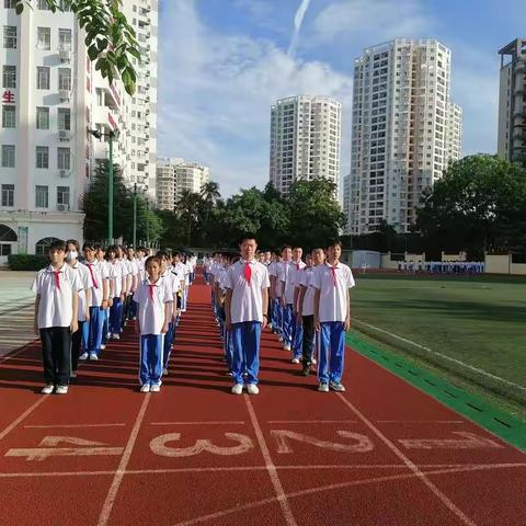 大家好！我们是初一（2）班