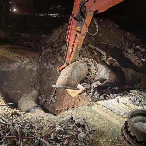 地华公司改造供水主管道“助力创城“