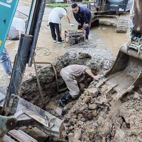 致敬高温下的奋斗者----维修作业工人，不惧高温抢修供水管道