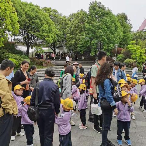 “玩转绘本，小二班一起去春游吧”—贵阳市第七幼儿园第四届亲子徒步活动