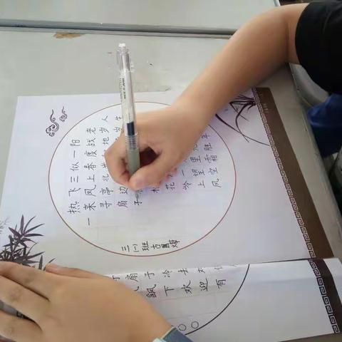 写最美中国字，做最美中国人――深圳市盐田区田心小学校本课程，硬笔书法习字课。