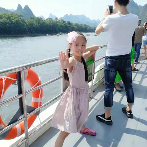 我是池阳小学二一班徐艺瑄，我正在参加池阳小学暑假“微旅行”实践活动，桂林山水甲天下！