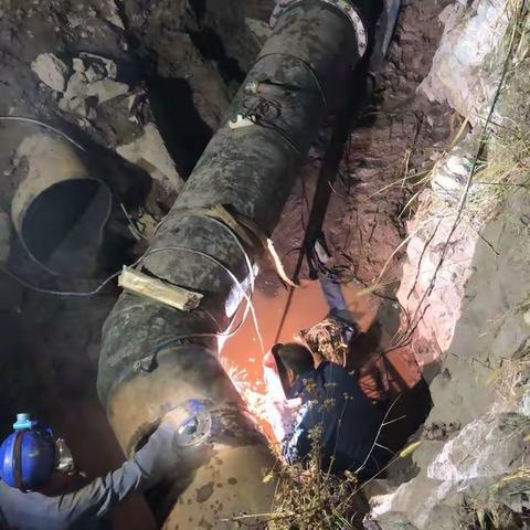 我为群众办实事     通宵施工保供水