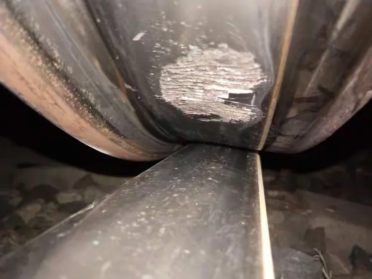 七,铁路货车车轮踏面擦伤的原因车轮踏面擦伤的共性原因大致分几点