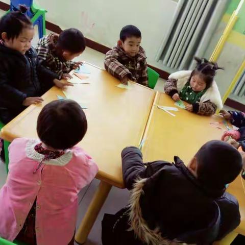 吴坝镇世界新幼儿园-----启智三班利用彩条来做图形