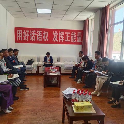 第五组（教育界、卫生界、工青妇等） 委员和列席人员审议县政府工作报告
