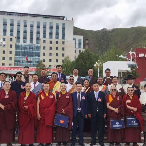 出席州政协十五届一次会议的称多县委员代表团不负重托认真履职