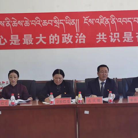 第一组（中共、社会福利和社会保障界）委员和列席人员审议县政府工作报告