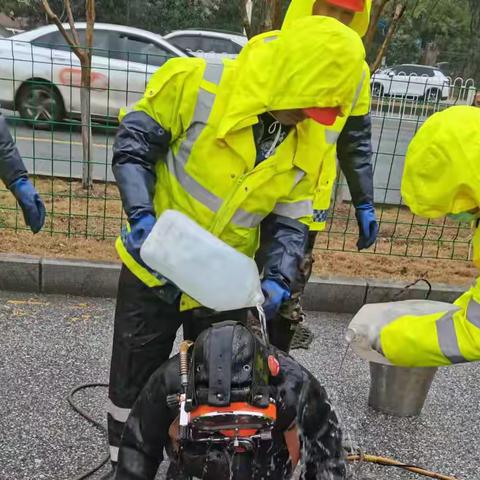 迎战风雪天！区服投集团积极应对当好城市运行人