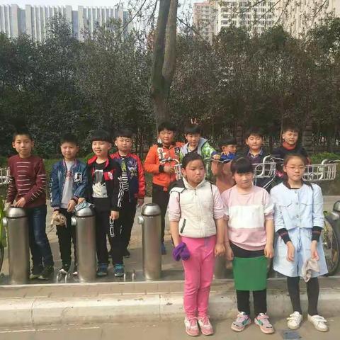 健康路小学三（9）班，学习雷锋服务小队，学雷锋做好事。