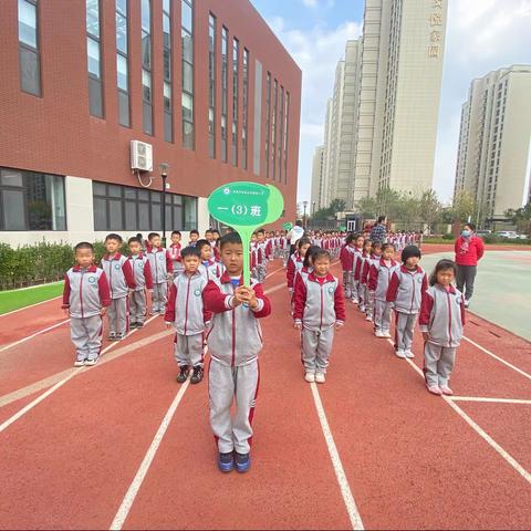 趣味运动      快乐成长——济南市历城区幸福柳小学一（3）班秋季达标趣味运动会活动纪