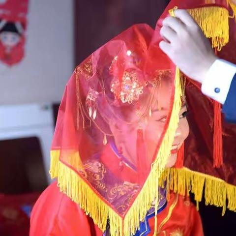 雨后的夕阳宛若披着金灿灿婚纱的新娘……