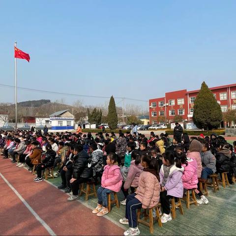 昔日播撒希望之种，春日收获丰收喜悦——峰山小学春季开学典礼暨教学表彰会、作业展评活动