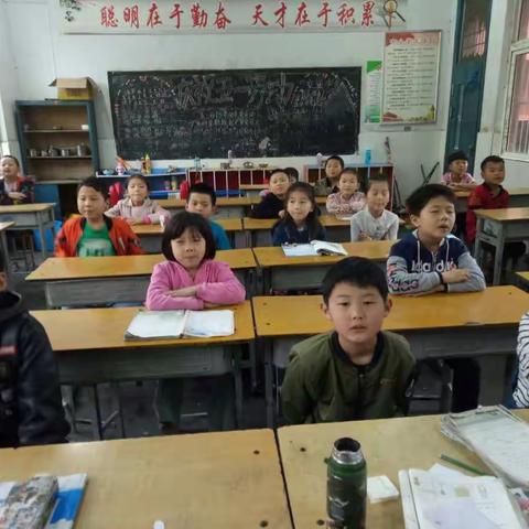 红星“小二班”的早读课！学习我们是认真的！