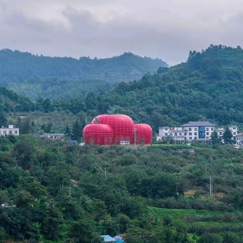 强化基础设施建设，打造苹果特色小镇