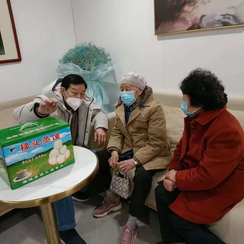 离退休五支部坚持传统的春节慰问