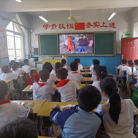 关注消防 爱护生命——逸夫艺术小学组织收看“中小学消防公开课”和“开学安全第一课”。