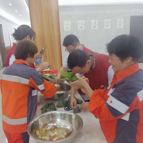浓情端午 党群连心——环资公司党支部开展端午包粽子慰问一线活动