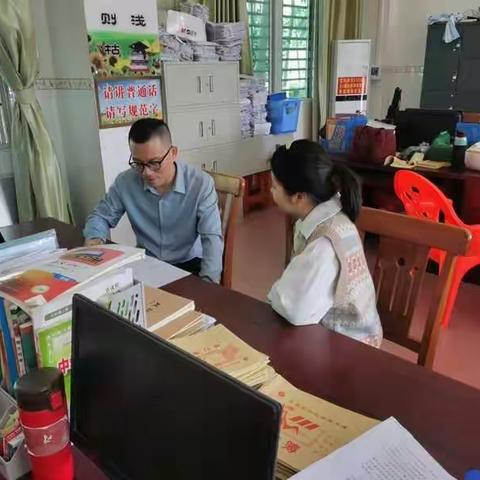 在文学中学骨干教师钟健名的指导下，海南师范大学实习生尹冉嘉的教学工作正步入正轨。