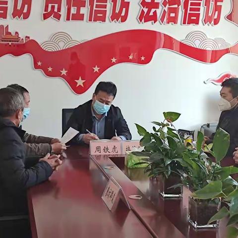 周铁虎深入信访局接待群众来访
