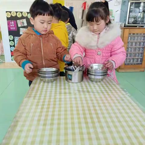 自主进餐，健康成长