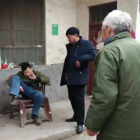 赵固镇富庄村支部书记入户走访脱贫户和监测对象