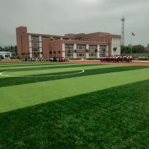 坚持锻炼磨砺顽强意志  不断学习培养进取精神     ——大杨小学秋季运动会纪实