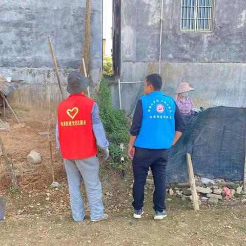 网格员积极参与人居环境整治