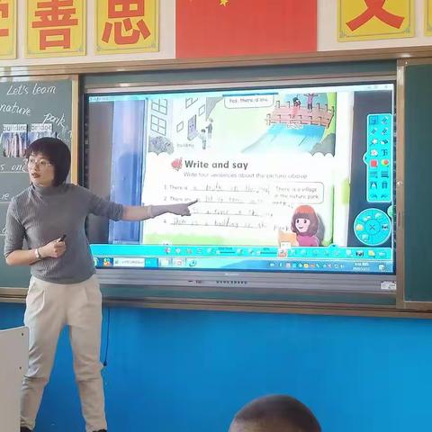 三尺讲台展风采       学习交流促成长