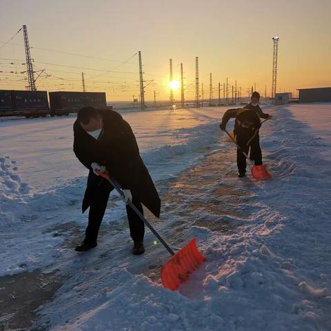 【我为群众办实事】“情系职工解民忧，清雪开路暖人心”