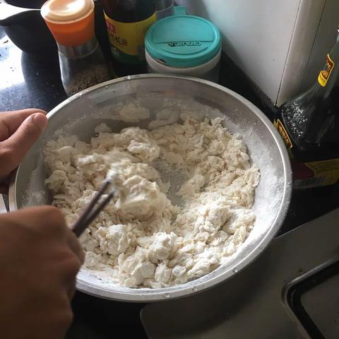 初二4班黄华懿同学，酵母发酵制作馒头。