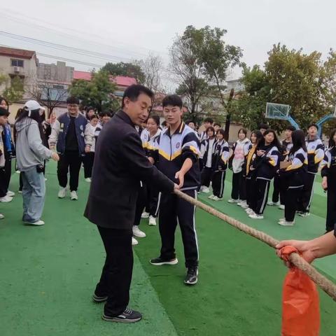 齐心协力赛拔河 团结奋进勇争先——确山县完全中学高中部22级举行拔河比赛