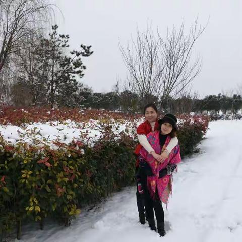 姐妹赏雪