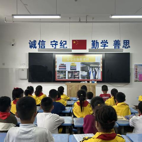 衣襟飞扬 叠出精彩 ———光明路小学二年级劳动实践周活动