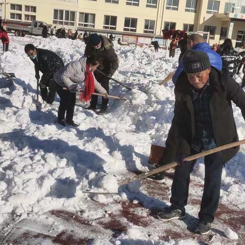 家长助力铲积雪，真情温暖满校园。——胜利小学六年二班