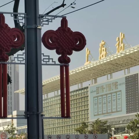 上海火车站：春运返乡的温暖与繁忙