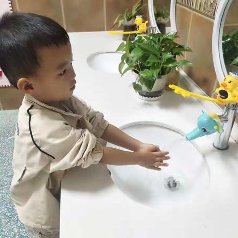 杨睿宝贝与光丽英硕幼儿园相遇在2021最美的秋季