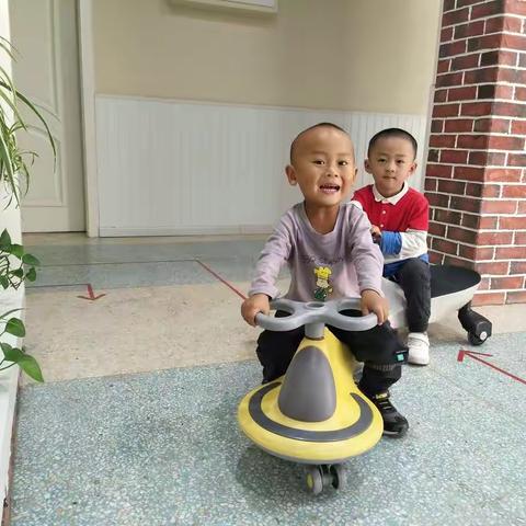 张铭轩宝贝与光丽英硕幼儿园相遇在2021最美的秋季