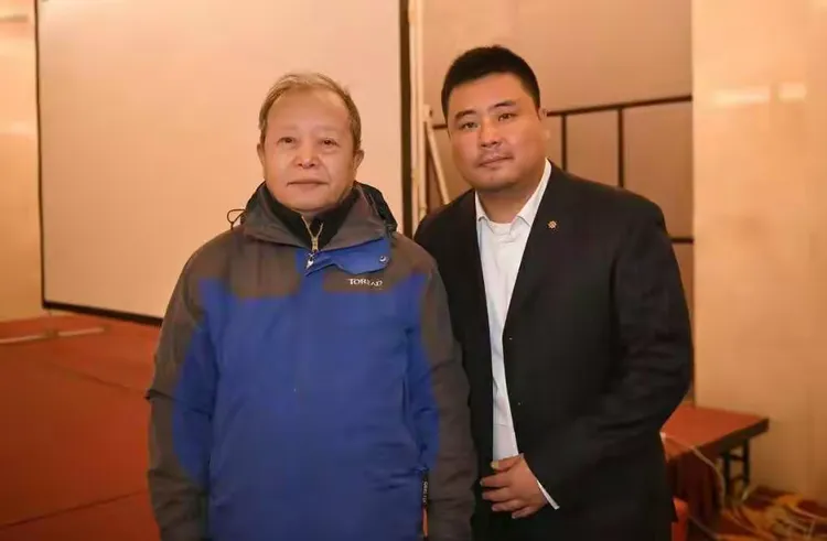 李万江和辽宁省原副省长赵新良合影留念。