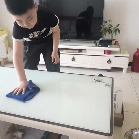 我是咸阳市实验学校二年级三班学生范梓辰，我正在参加“红心向党，劳动致敬”活动，我要争做“居家小能手”。