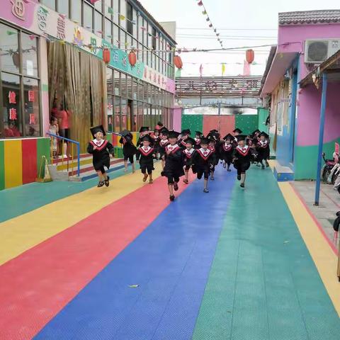 阳光幼儿园“不忘初心，勇往直前”大型毕业典礼邀请函