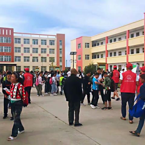 禁毒宣传进校园，争做毒品宣传员