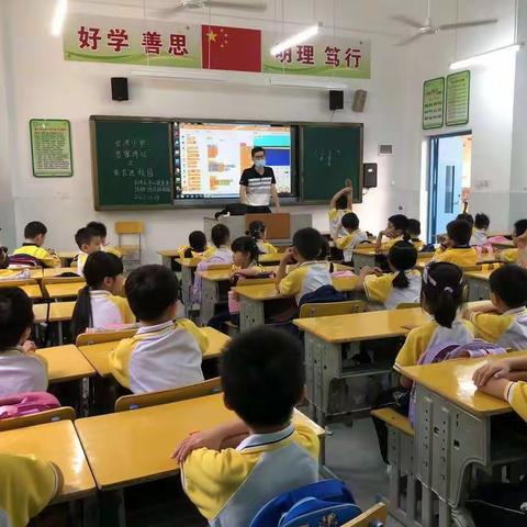 长滨小学＂百家讲坛＂之  一（3）班家长进校园为孩子们讲图形编程课