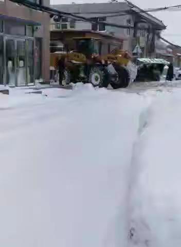 战风雪 保畅通 为保证松山村民安全出行全力出击