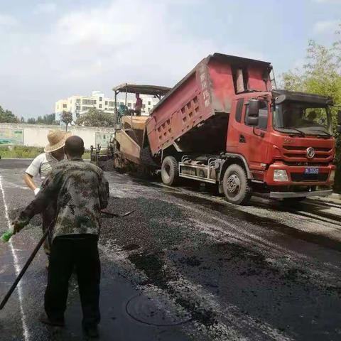 校园环境提档升级——我校地面沥青刷黑施工进行中