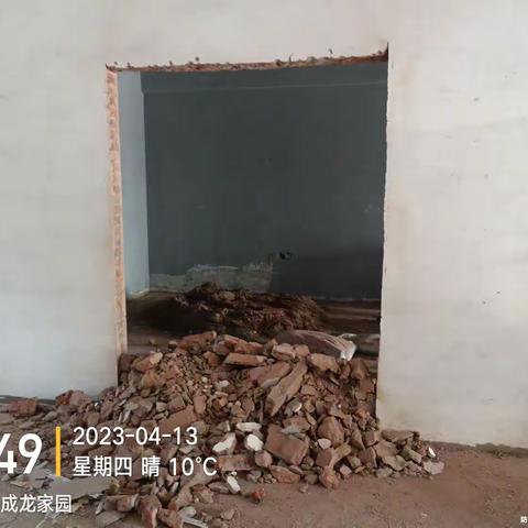 小区七号楼一楼门市私自装修，将两门市中间墙砸倒改门，上报执法局等待恢复