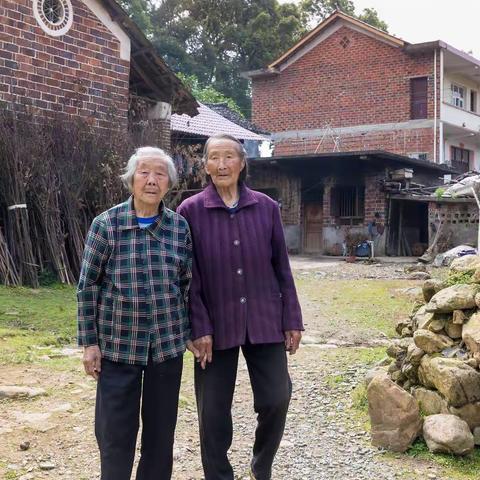 携手八十载，同奔百岁寿