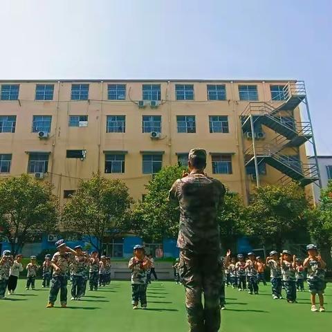 茨芭双语启智幼儿园——中一班国防军警课进行中