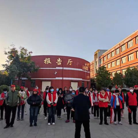 “用心护学 为爱站岗”郏县新城小学二年级一班家长志愿者执勤