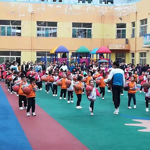安宁幼儿园大三班、大四班“大手小手   舞绘春天”亲子活动精彩回顾